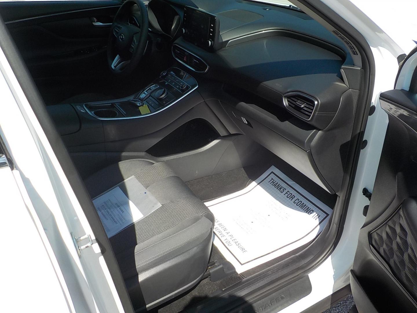 2021 White /Gray Hyundai Santa Fe (5NMS24AJ1MH) , Automatic transmission, located at 1617 W Church Street, Livingston, TX, 77351, (936) 327-3600, 30.710995, -94.951157 - ONE OWNER! Locally owned!! Really a nice unit! - Photo#17